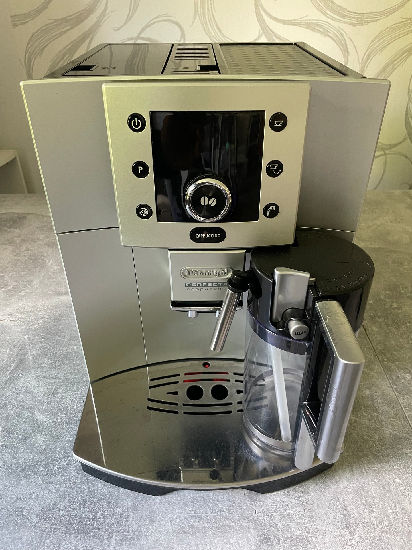 DeLonghi ESAM 5500 Perfecta Cappuccino mit Milchbehälter