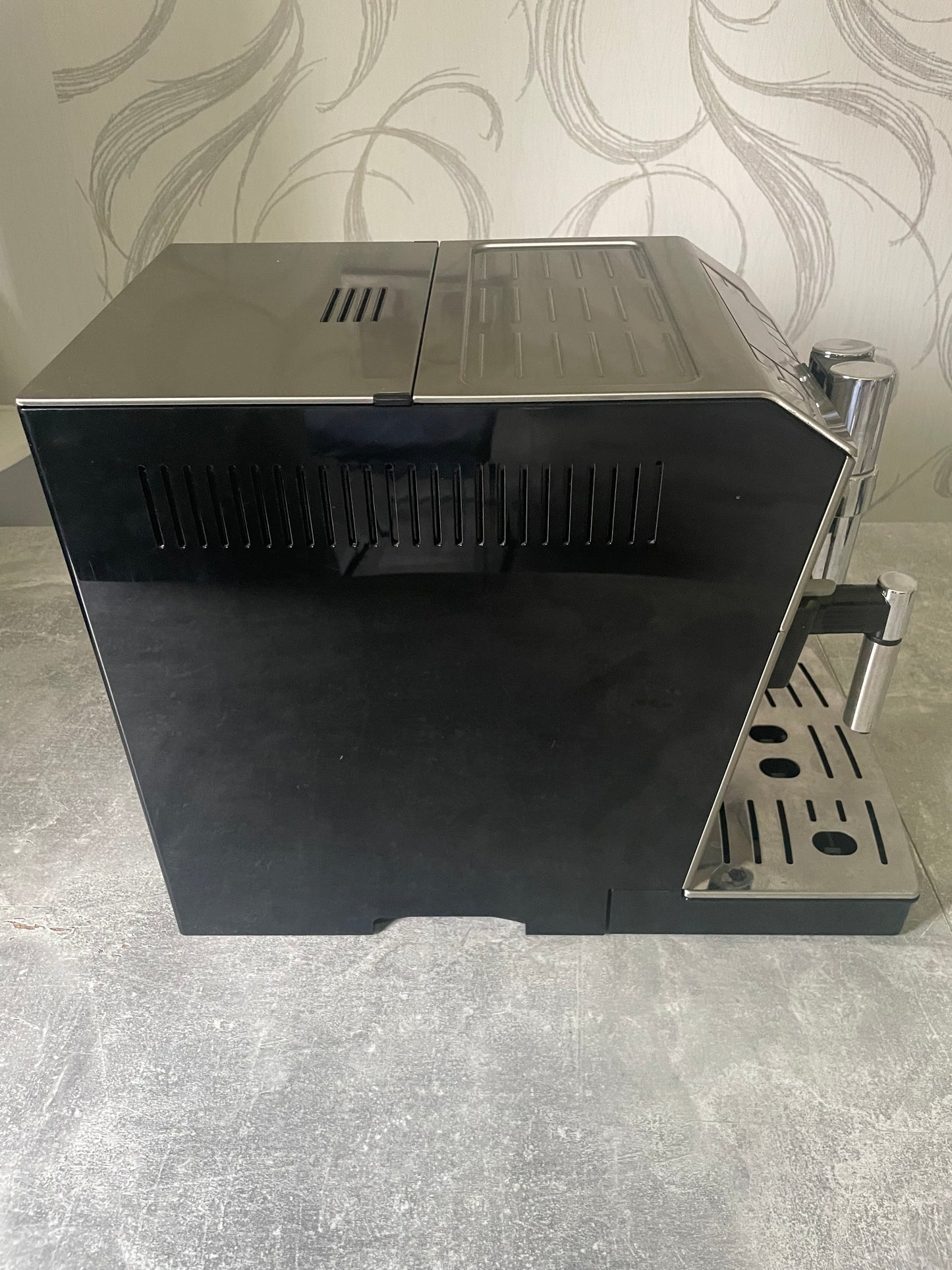DeLonghi ECAM 28.466 MB mit Milchbehälter
